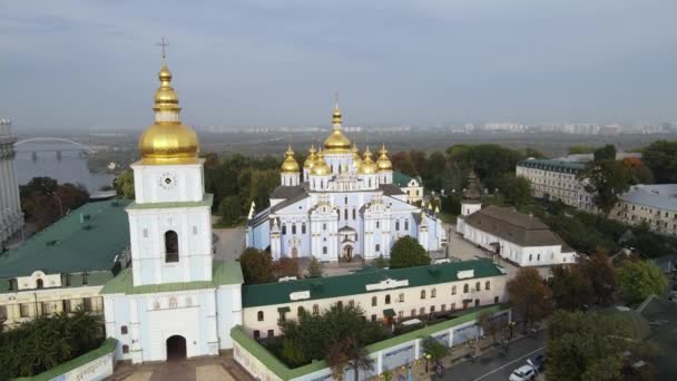 Kyiv, Ukrayna 'nın sonbahardaki hava manzarası: Aziz Michaels Altın Kubbe Manastırı. Kiev — Stok video