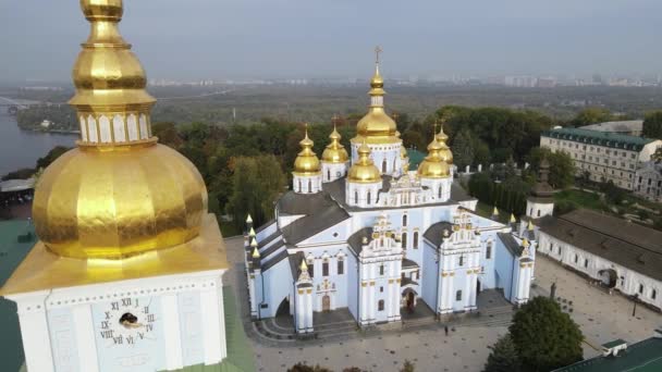 Kiev, Ucraina vista aerea in autunno: St. Michaels Golden-cupola Monastero. Kiev — Video Stock