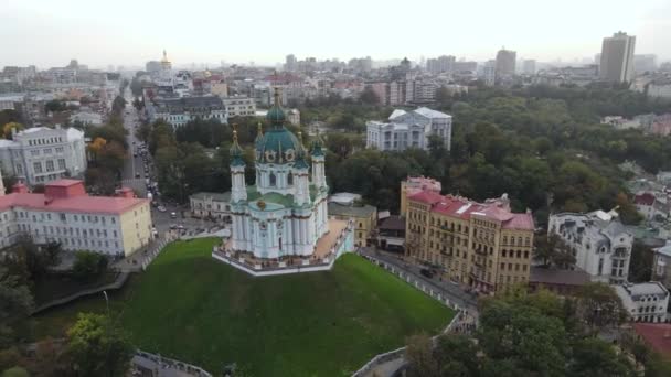 Kiev, Ucraina vista aerea in autunno: Chiesa di Sant'Andrews. Kiev — Video Stock