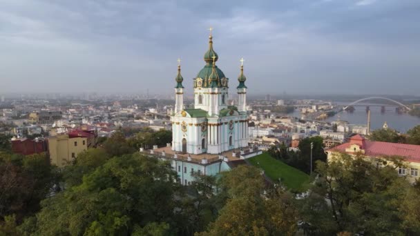 Kiev, Oekraïne luchtfoto in de herfst: St. Andrews kerk. Kiev — Stockvideo