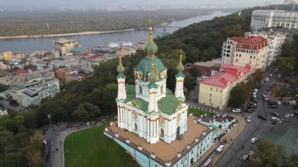 Kijów, Ukraina widok z lotu ptaka jesienią: Kościół św. Andrzeja. Kijów — Wideo stockowe