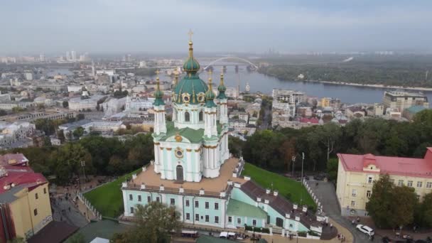 Kiev, Ucrania vista aérea en otoño: Iglesia de San Andrés. Kiev — Vídeos de Stock