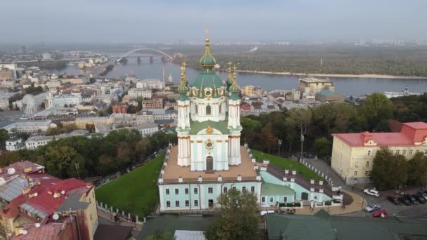 Kyiv, Ucrânia vista aérea no outono: Igreja de St. Andrews. Kiev — Vídeo de Stock