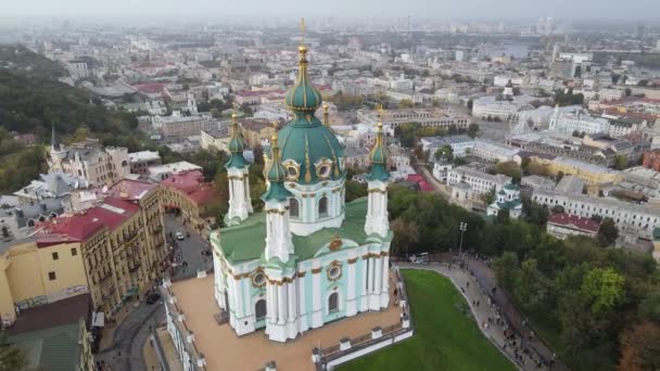 Kiev, Ucraina vista aerea in autunno: Chiesa di Sant'Andrews. Kiev — Video Stock