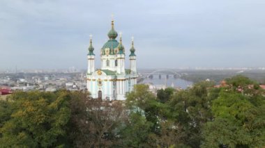 Kyiv 'deki St. Andrews Kilisesi. Ukrane. Yavaş çekim, Kiev.