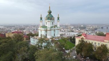 Kyiv 'deki St. Andrews Kilisesi. Ukrane. Yavaş çekim, Kiev.