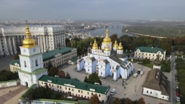 Ukrayna, Kyiv 'deki Aziz Michaels Altın Kubbe Manastırı. Yavaş çekim, Kiev.