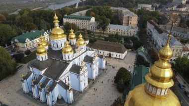 Ukrayna, Kyiv 'deki Aziz Michaels Altın Kubbe Manastırı. Yavaş çekim, Kiev.