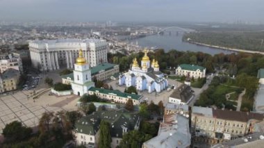Ukrayna, Kyiv 'deki Aziz Michaels Altın Kubbe Manastırı. Yavaş çekim, Kiev.
