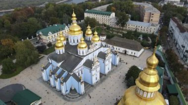 Ukrayna, Kyiv 'deki Aziz Michaels Altın Kubbe Manastırı. Yavaş çekim, Kiev.