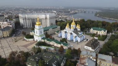 Ukrayna, Kyiv 'deki Aziz Michaels Altın Kubbe Manastırı. Yavaş çekim, Kiev.