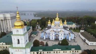 Ukrayna, Kyiv 'deki Aziz Michaels Altın Kubbe Manastırı. Yavaş çekim, Kiev.