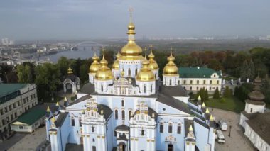 Ukrayna, Kyiv 'deki Aziz Michaels Altın Kubbe Manastırı. Yavaş çekim, Kiev.