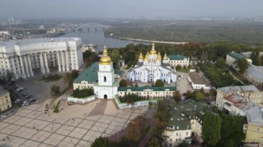 Ukrayna, Kyiv 'deki Aziz Michaels Altın Kubbe Manastırı. Yavaş çekim, Kiev.