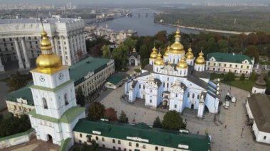 Ukrayna, Kyiv 'deki Aziz Michaels Altın Kubbe Manastırı. Yavaş çekim, Kiev.