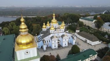 Ukrayna, Kyiv 'deki Aziz Michaels Altın Kubbe Manastırı. Yavaş çekim, Kiev.