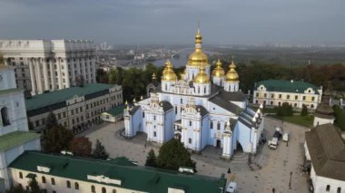 Ukrayna, Kyiv 'deki Aziz Michaels Altın Kubbe Manastırı. Yavaş çekim, Kiev.