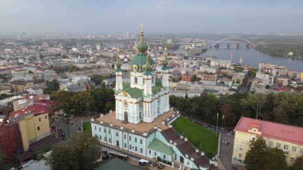 St Andrews kyrka i Kiev. Ukrane här. Långsamma rörelser, Kiev — Stockvideo