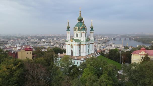 キエフの聖アンドリュース教会。ウクレイン。スローモーション、キエフ — ストック動画