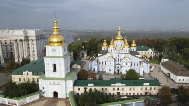 Monasterio de la Cúpula Dorada de San Miguel en Kiev, Ucrania. cámara lenta, Kiev — Vídeo de stock