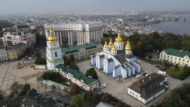 St. Michaels Golden-Domed Monastery in Kyiv, Ukraine. Slow motion, Kiev — Stock Video
