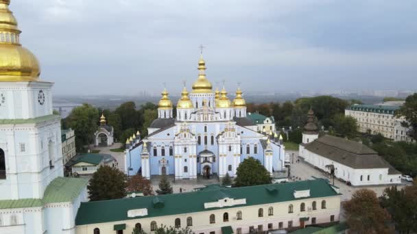 Monastero di San Michele con cupola d'oro a Kiev, Ucraina. Rallentatore, Kiev — Video Stock