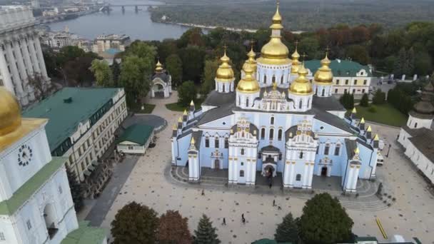 우크라이나의 키예프에 있는 성 미카엘 황금 돔 수도원이다. 느린 동작, 키예프 — 비디오