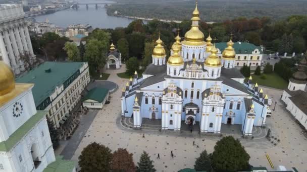 Monasterio de la Cúpula Dorada de San Miguel en Kiev, Ucrania. cámara lenta, Kiev — Vídeo de stock