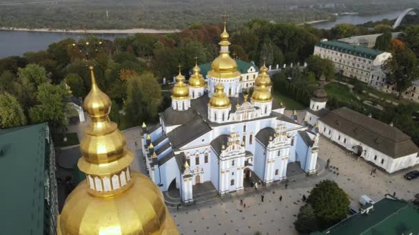 Biara Domed Emas St. Michaels di Kyiv, Ukraina. Gerakan lambat, Kiev — Stok Video