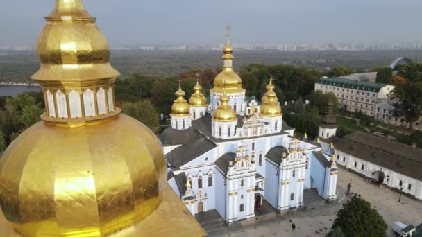 Biara Domed Emas St. Michaels di Kyiv, Ukraina. Gerakan lambat, Kiev — Stok Video