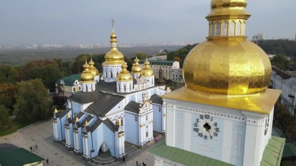 St. Michaels Golden-Domed kolostor Kijevben, Ukrajnában. Lassíts, Kijev! — Stock videók