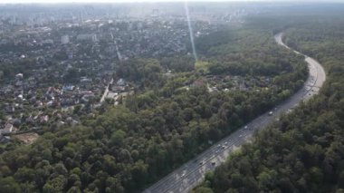 Metropolis ve orman sınırının havadan görüntüsü. Kyiv, Ukrayna
