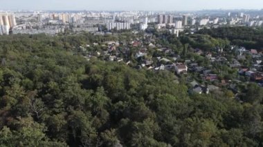 Metropolis ve orman sınırının havadan görüntüsü. Kyiv, Ukrayna