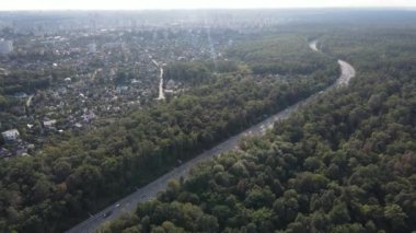 Metropolis ve orman sınırının havadan görüntüsü. Kyiv, Ukrayna