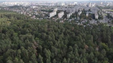 Metropolis ve orman sınırının havadan görüntüsü. Kyiv, Ukrayna