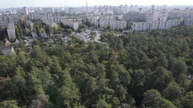 Metropolis ve orman sınırının havadan görüntüsü. Kyiv, Ukrayna