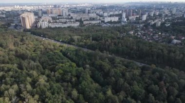 Metropolis ve orman sınırının havadan görüntüsü. Kyiv, Ukrayna