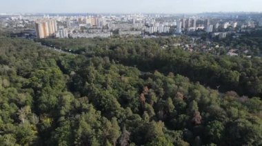 Metropolis ve orman sınırının havadan görüntüsü. Kyiv, Ukrayna