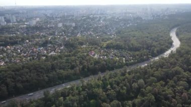 Metropolis ve orman sınırının havadan görüntüsü. Kyiv, Ukrayna