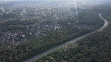 Metropolis ve orman sınırının havadan görüntüsü. Kyiv, Ukrayna