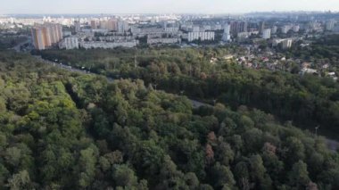 Metropolis ve orman sınırının havadan görüntüsü. Kyiv, Ukrayna