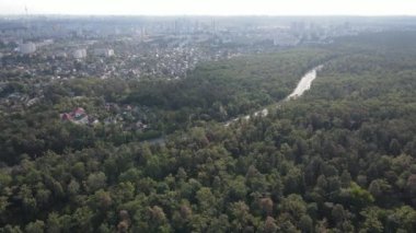 Metropolis ve orman sınırının havadan görüntüsü. Kyiv, Ukrayna