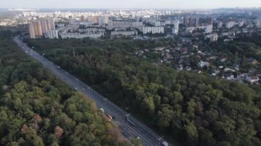 Metropolis ve orman sınırının havadan görüntüsü. Kyiv, Ukrayna