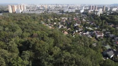 Metropolis ve orman sınırının havadan görüntüsü. Kyiv, Ukrayna