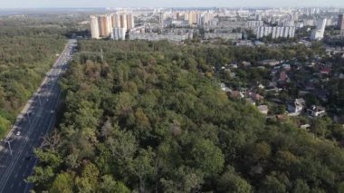 Metropolis ve orman sınırının havadan görüntüsü. Kyiv, Ukrayna