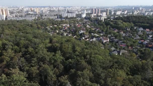 Luftaufnahme der Grenze zwischen Metropole und Wald. Kiew, Ukraine — Stockvideo