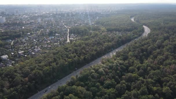 Повітряний вид на кордон метрополісу і лісу. Київ, Україна — стокове відео