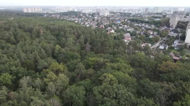 Luftaufnahme der Grenze zwischen Metropole und Wald. Kiew, Ukraine — Stockvideo