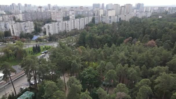 Metropolis ve orman sınırının havadan görüntüsü. Kyiv, Ukrayna — Stok video