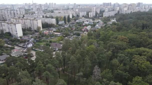 Vista aerea del confine tra la metropoli e la foresta. Kiev, Ucraina — Video Stock